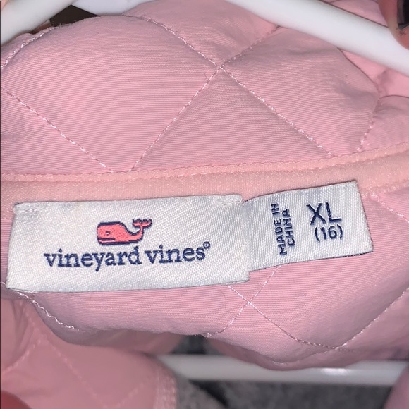 Vineyard vines light jacket with pockets! - Picture 3 of 4